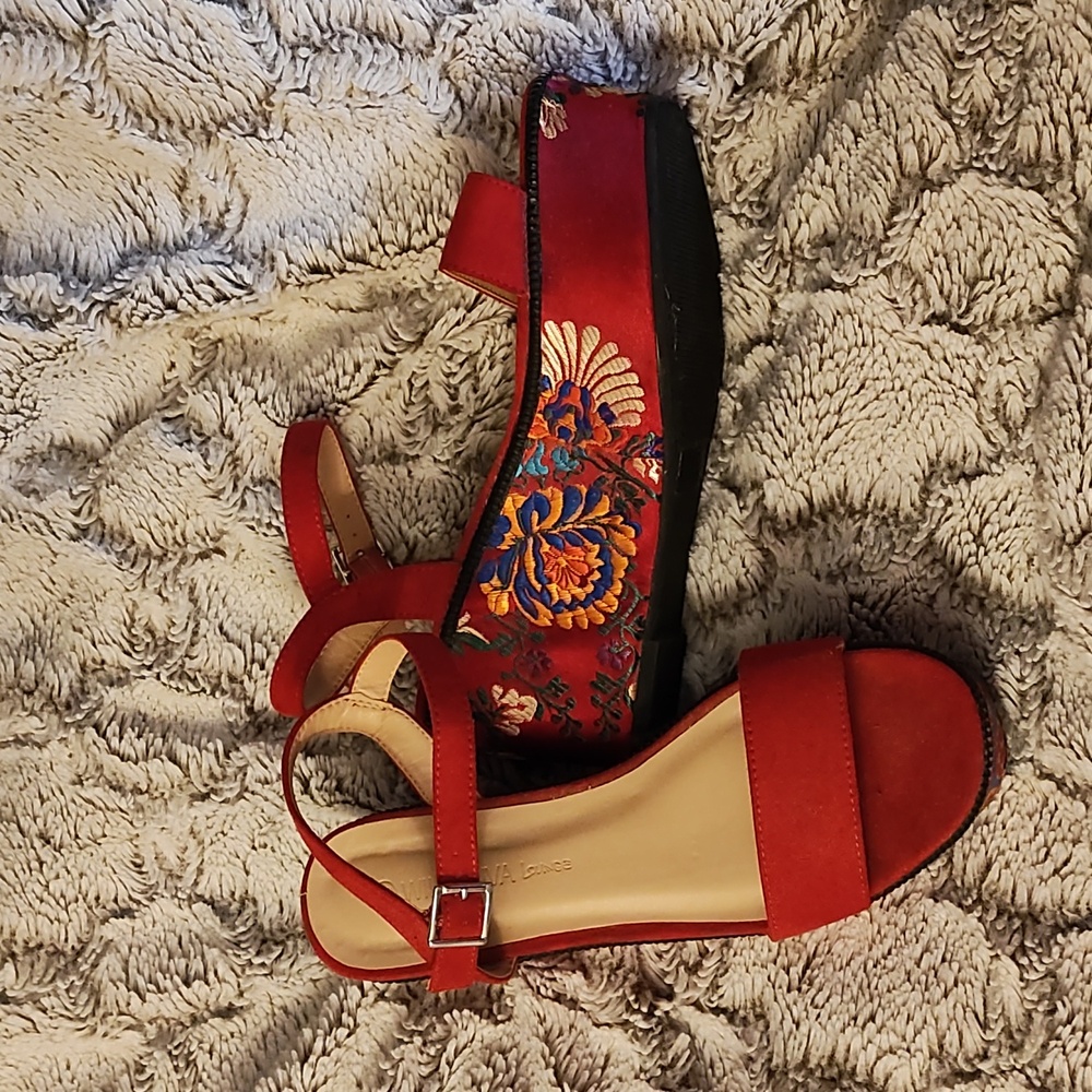 WILD DIVA Lounge size 7.5 red platform sandals with embroidered embellishments
